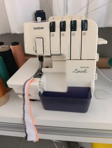 Máquina de costura Ultralock Brother 