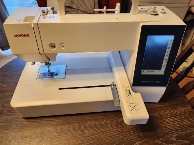Máquina de bordar Janome Memory Craft 500e