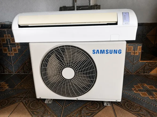 AR-CONDICIONADO SAMSUNG 12.000 BTUs - SEMINOVO, IMPECÁVEL!