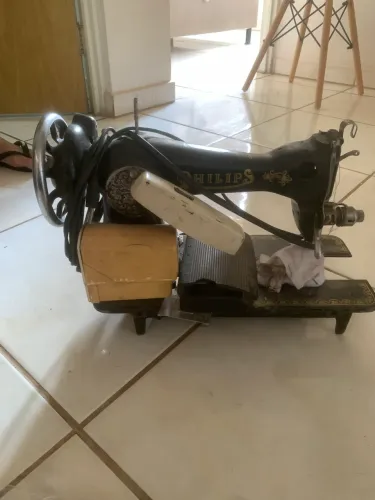 Máquina de Costura Reta Doméstica Pretinha de Mesa C/ Motor