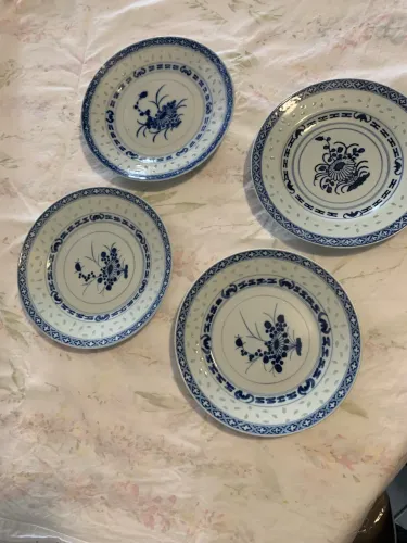 Conjunto de 4 pratos antigos - porcelana Grão de Arroz