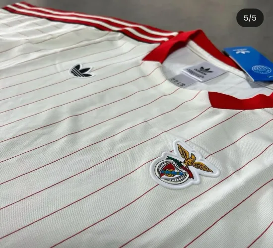 Camisa do benfica original,tamanho XL mais o molde é pequeno veste P e M