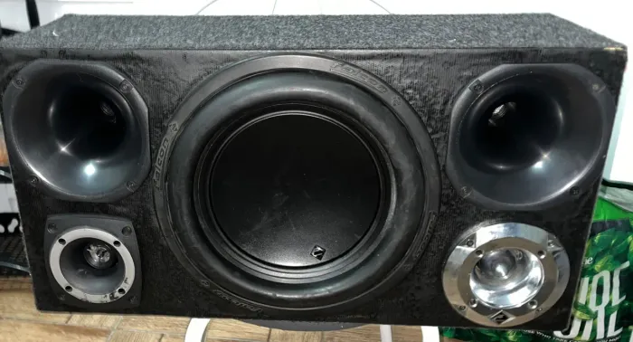 Caixa d som, pra quem prioriza o espaço no porta malas, e som maravilhoso.