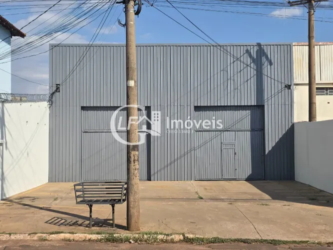 Barracão Comercial para Locação na Vila Ipiranga - Campo Grande-MS: 4 Salas, 4 Banheiros,