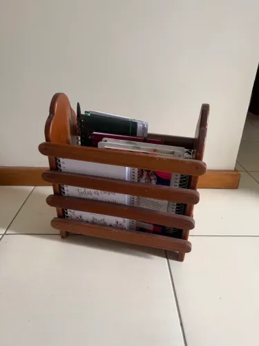 Revisteiro de madeira 