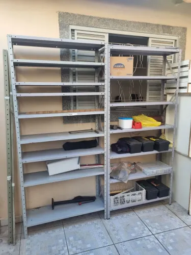 Vende se estante de aço