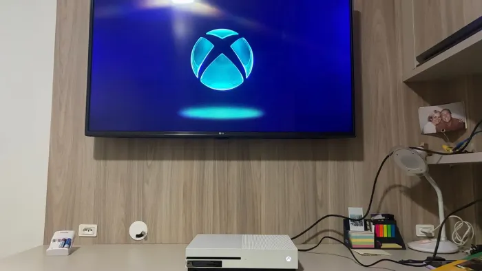 Console Xbox One S 1TB (Apenas o console e cabos)