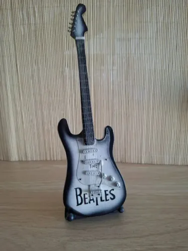 Miniaturas de guitarras em madeira