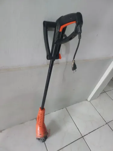 Aparador / Cortador de Grama Elétrico Black+Decker - Pouquíssimo Uso