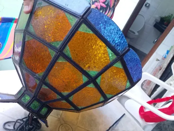 Lustre suspenso em vitral com ferro de igreja muito antigo e lindo com alguns detalhes