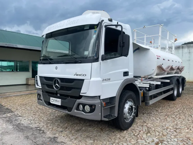 Atego 2426 2020 com pipa 12 mil litros