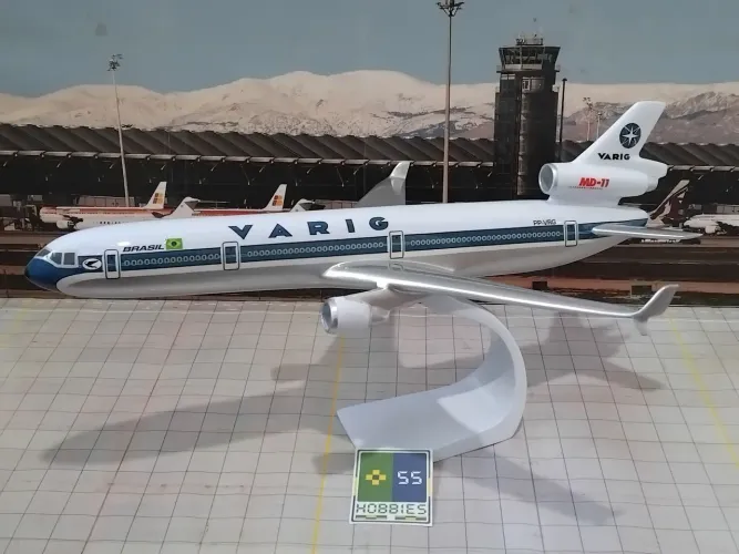 Avião Miniatura Maquete Artesanal 1/195 Varig MD-11