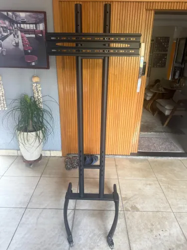 Suporte para tv com rodinhas