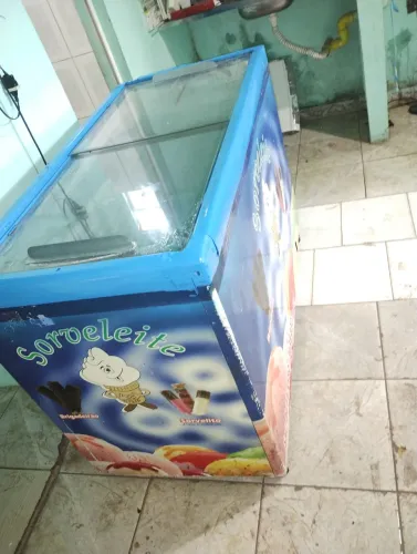 Vendo este freezer de vidro grande 