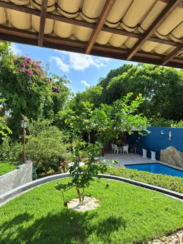 Vendo linda casa com amplo espaço interno e de lazer
