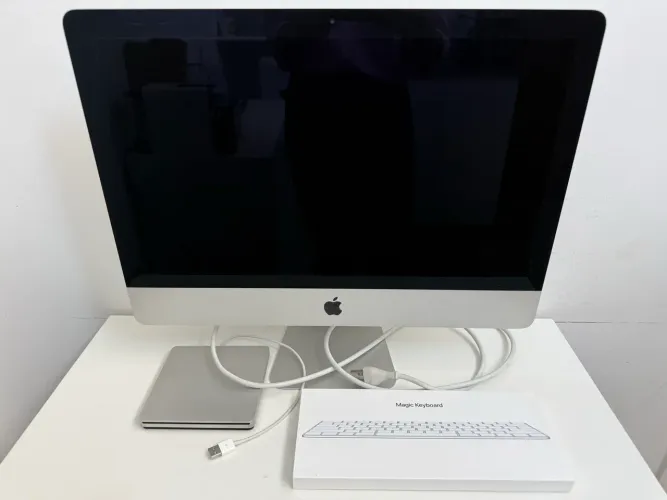 iMac Apple 21.5? Slim + Teclado Original + Leitor de CD/DVD Apple (SuperDrive)