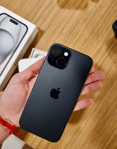 iPhone 15 em excelente estado, com caixa, cabo original e NF.