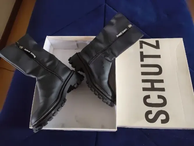 Bota Schutz Tratorada cano médio 37