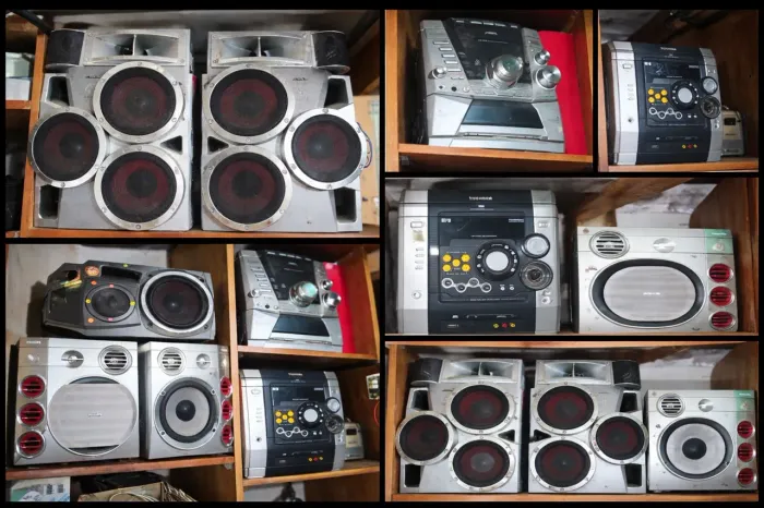 Som rádios e caixas de alto falantes bem potente e forte 