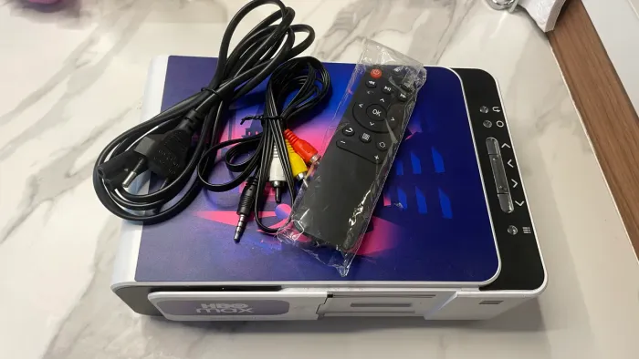 Projetor LED Wi-Fi HDMI 140 Full HD 1080p (suporta) - Estado de Novo