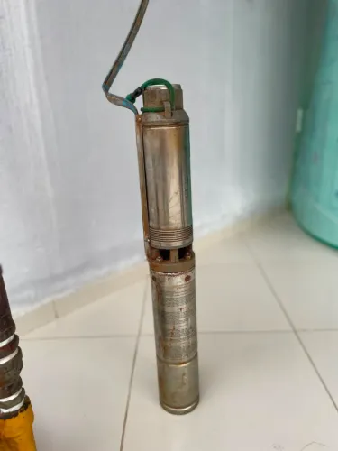 Vende-se uma bomba submersa leão, 0,75 CV, trifásico,bem conservada e em perfeito estado.