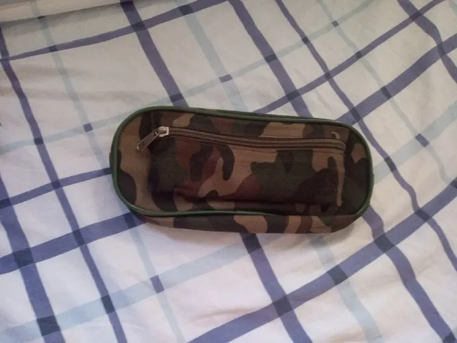 Vendo estojo com decoração camuflada