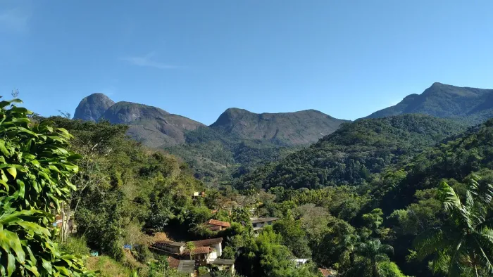 Araras  petropolis 6 casas e 2 kit net mais terreno tudo
