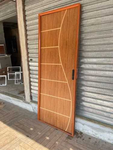 Porta de madeira com caixonete de aço mogno