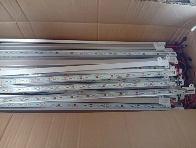 Bastão de led 1,10 x 2,5 novo 100 unidades barato pra ir embora rápido no lote do descomto