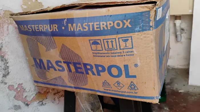 Adesivo/impermeabilizante bicomponente à base de poliuretano (PU).