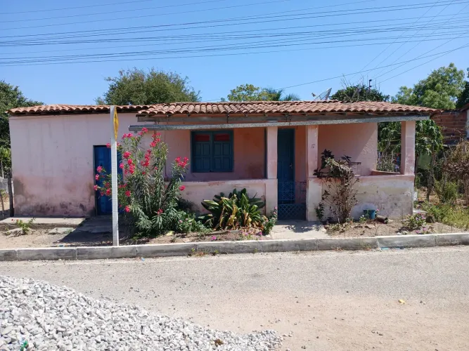 VENDE-SE UMA CASA NO POVOADO PEBA EM DELMIRO GOUVEIA ALAGOAS 