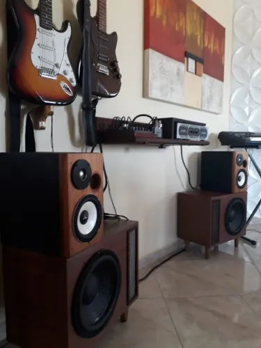 4 Caixas de som em excelente estado.