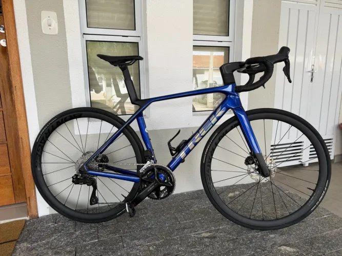 Trek Madone SL5 Gen 8 2025 | 105 Di2 | mesa integrada carbono | Rodas de carbono