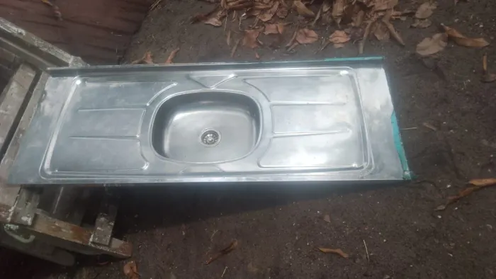 BALCÃO DE PURO INOX COM RALO INOX, COM BASE DE CONCRETO SEMI NOVO