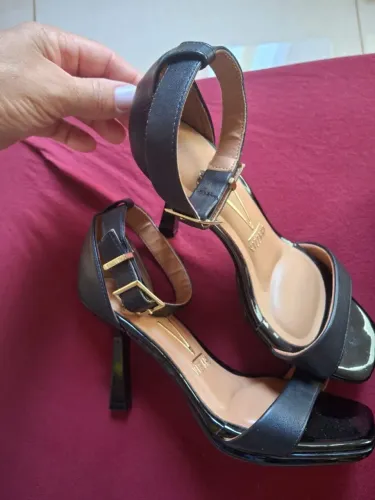 Vende se uma sandália de Salto alto Vizzano número35 Paso cartão de número *