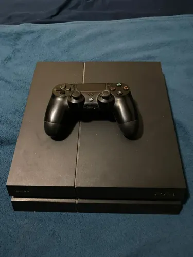 Vendo PS4 com controle e Jogos.