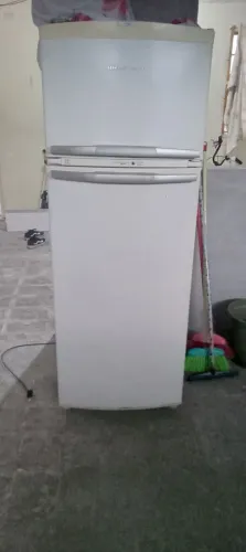 Geladeira retirada de peças