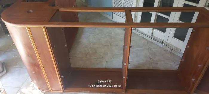 BALCÃO VITRINE/EXPOSITOR EM MADEIRA E PRATELEIRAS EM VIDRO