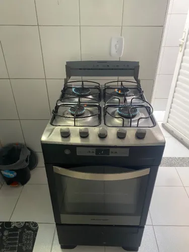 Fogão Brastemp 4 bocas com acendimento automático e timer digital