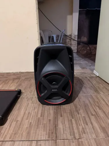 Mondial Connect Power II CM-550, de 550 W RMS, preta com detalhes vermelhos.