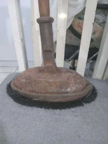 Escova de Ferro Antigo. Ver descrição completa.