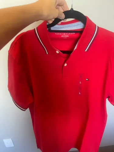 Camiseta polo, marca Tommy, tamanho G, cor vermelha , original e com etiqueta.