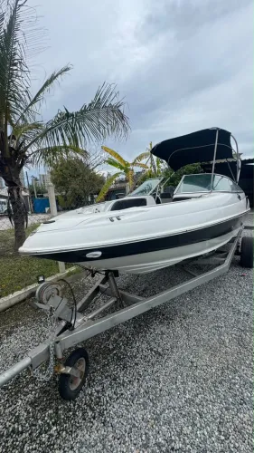Lancha Focker 190 ano 2008 com 19 pés motor Yamaha 150hp 4 tempos