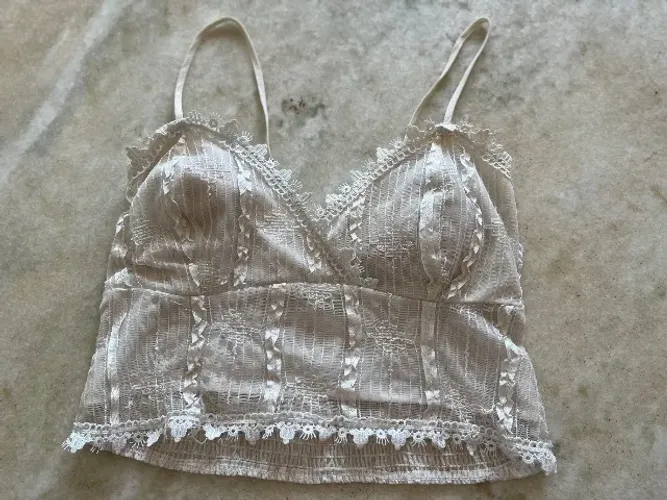 Cropped branco delicado com renda tamanho G