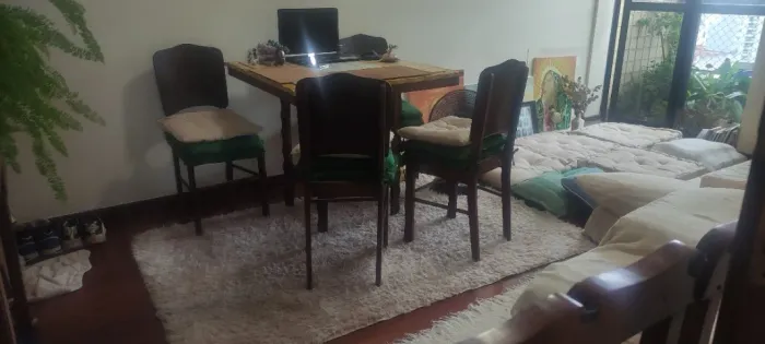 Mesa antiga com cadeiras