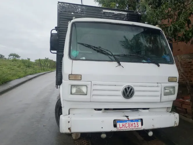 Caminhão baú a venda