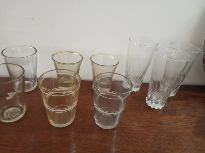 Conjunto de copos diversos antigos.