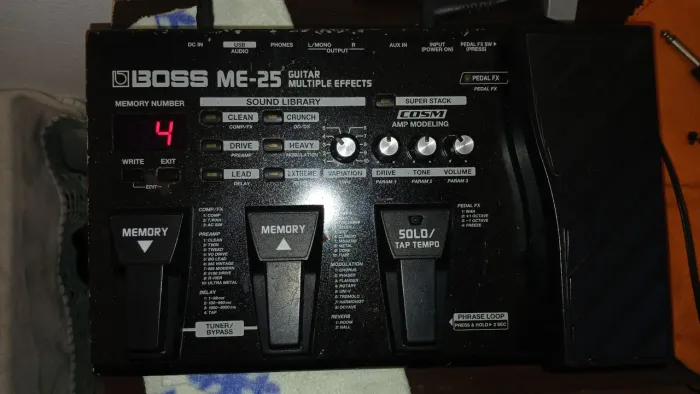 Pedaleira guitarra boss me25 