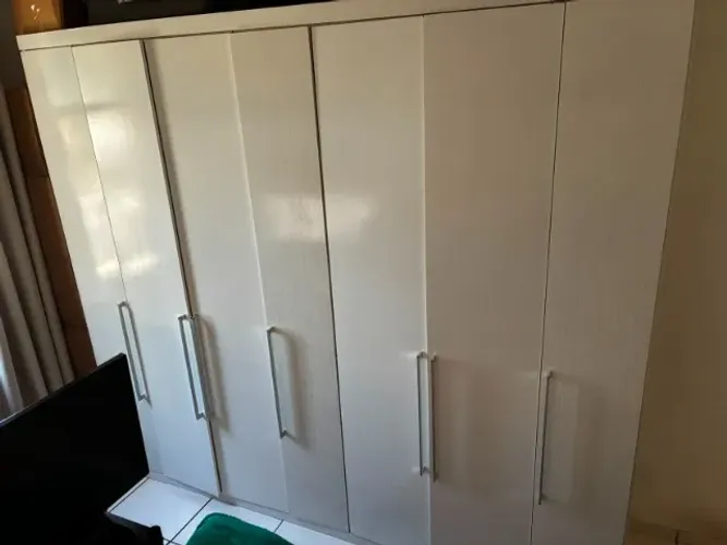 Guarda roupas 7 portas disponível no final de Set para retirada