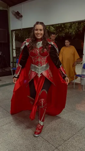 Fantasia Feminina de Luxo Completa com Capa e Botas - Usada 1x